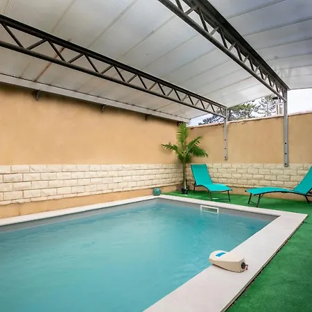 De 200 M2 Avec Piscine Proche Du Centre-ville *